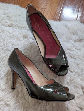 Kate Spade Gwennie peep-toe pumps in olive green patent leather 8M